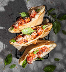 Pizzowe kieszonki z pulpetami (Trapizzino)