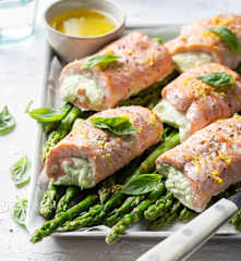 Rollos de salmón con queso ricota y espárragos trigueros