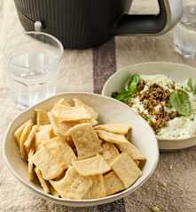 Parmezaan desem cracker met buratta dip
