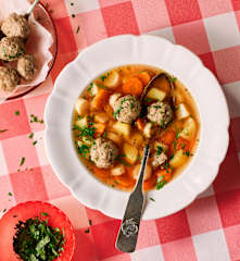 Wurzelgemüse-Eintopf mit Fleischbällchen