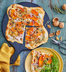 Flammekueche oignon rouge, potimarron et bleu