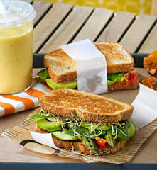 Sándwich integral de verduras con queso de cabra