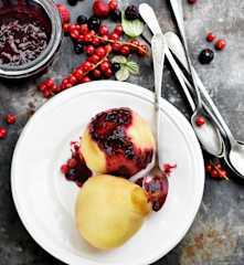 Poires aux fruits rouges et à la violette