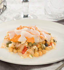 Ensalada de garbanzos con bacalao y encurtidos