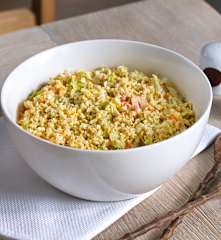 Ensalada coleslaw con huevo y lechuga