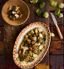 Couve-de-bruxelas e chuchu no forno com molho de anchovas