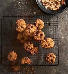Bolachas de amêndoa, alperce e chocolate preto