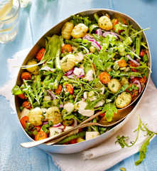Gnocchi-Salat mit Gartengemüse und Petersilienpesto