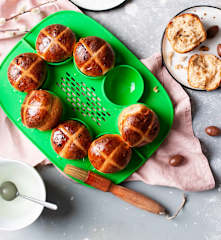 Maślane bułeczki z suszonymi owocami (hot cross buns)
