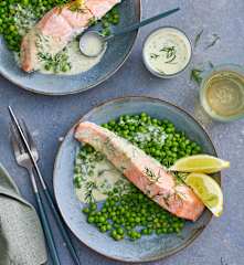 Saumon vapeur aux petits pois, sauce crémeuse à l'aneth et au citron