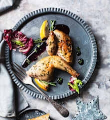 Picantones con salsa de arándanos