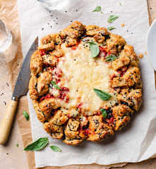 Pikanter Kranz mit Oliven, Speck und Cheddarkäse