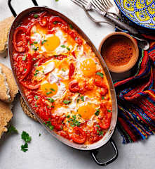 Shakshuka (Crema di pomodori e peperoni con uova)