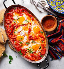 Guiso especiado de tomates con huevos (Shakshuka)