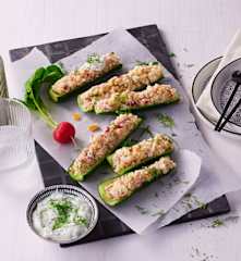 Gefüllter Gurken-Snack mit Dill-Dip