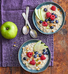 Bircher müesli aux pommes, aux fruits rouges et aux amandes