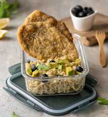 Libańskie chlebki z zatarem i sałatką z kaszy pęczak