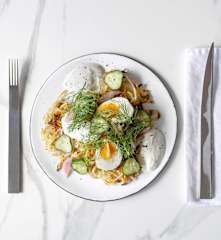 Rösti ze spiralizowanych ziemniaków z jajkiem i piklami z szalotki