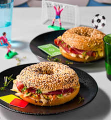 Bagels mit Coleslaw und Pastrami