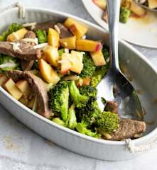 Broccoli-appelsalade met rundvlees