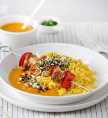 Brochettes de poulet accompagnées de riz jaune et d'une sauce crémeuse aux carottes et à la courge butternut
