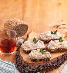 Crostini integrali con lardo, mele e pancetta