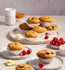 Muffinki z malinami i białą czekoladą