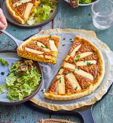 Quiche au potimarron, fromage à raclette et herbes