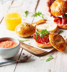 Bagels con jamón y tomate