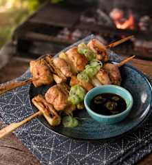 Brochettes de cuisses de poulet grillées (Yakitori)