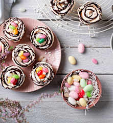 Nidi dolci di meringa e cioccolato