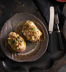 Batata recheada com frango e cogumelos