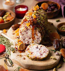 Rollo de queso con nueces y fruta deshidratada