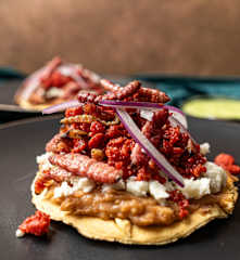 Sopecitos con chorizo y gusanos de maguey