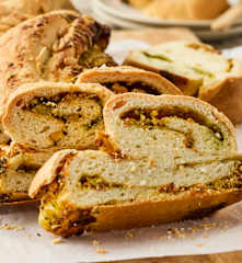 Gevlochten zuurdesembrood met basilicumpesto en mediterrane pistache garnituur