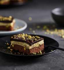 Torta brownie con crema ai pistacchi e glassa al cioccolato