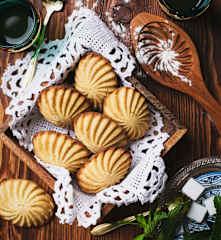Biscuits maamoul fourrés aux dattes, pistaches et noix.