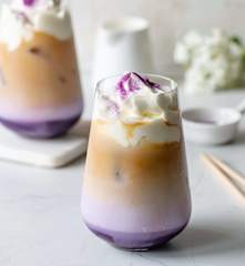Mrożona kawa z ube (Iced ube caffe latte)