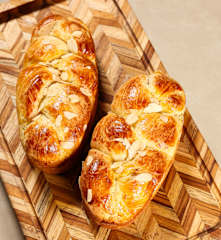 Bánh Mì Hoa Cúc Hạnh Nhân
