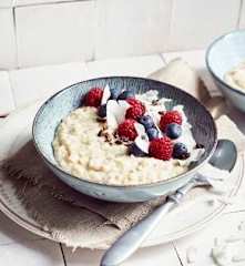 Owsianka kokosowa z malinami i borówkami