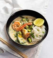 Sopa thai de noodles y camarón