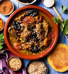 Tajine d'agneau aux prunes et aux abricots