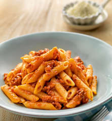 Macarrones con tomate, jamón y chorizo