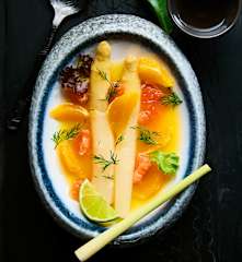Asperges blanches, bouillon kaffir & agrumes, vinaigrette montée