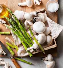 Champiñones y espárragos verdes dorados