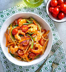 Wok de langostinos, verduras y tomates cherry