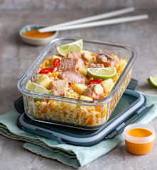 Ryż z ananasem i łososiem na ostro