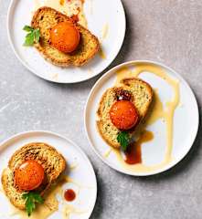 Toast van Maïsbrood met Gepekelde Eierdooier en Hollandaise Saus