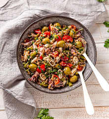 Insalata di farro con fagiolini, pomodori e calamaretti