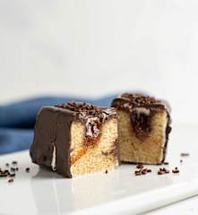 Pastelito de vainilla relleno de mermelada de fresa y vainilla